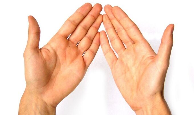 manos masculinas antes de hacer ejercicios de agrandamiento del pene