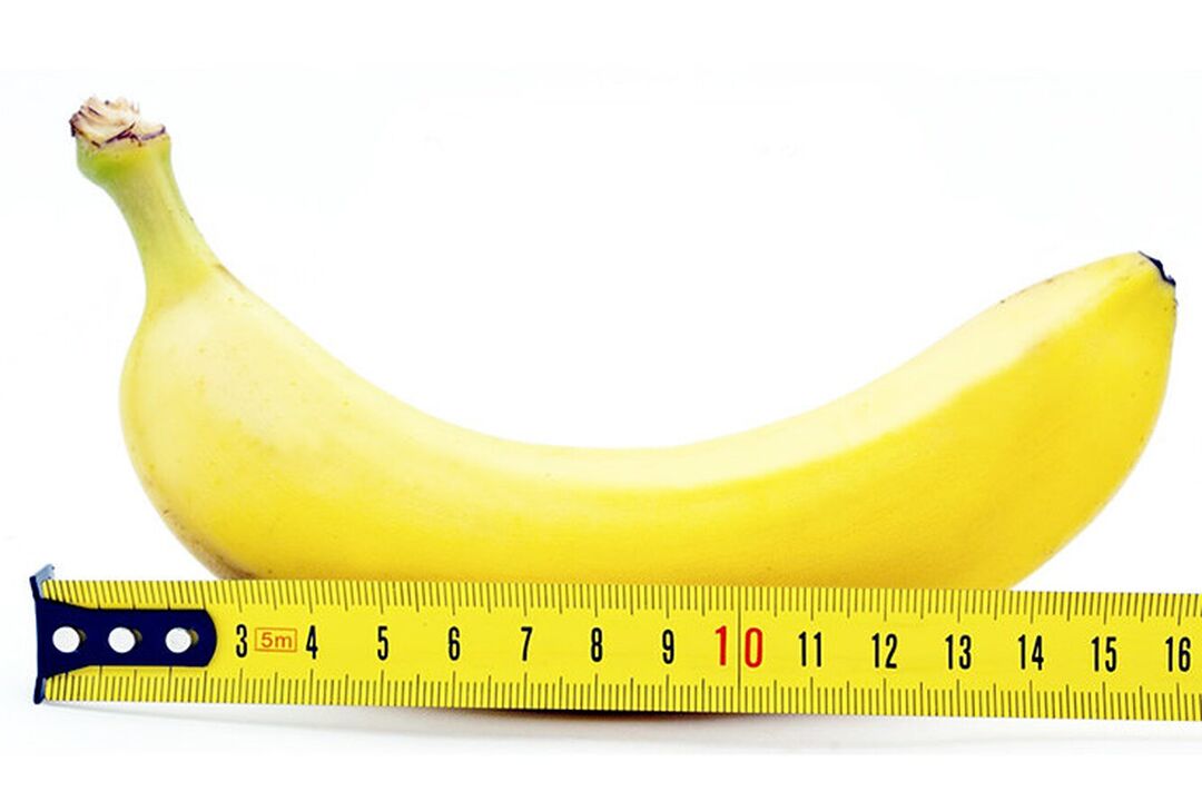 un plátano con una regla simboliza la medida del pene después de la cirugía